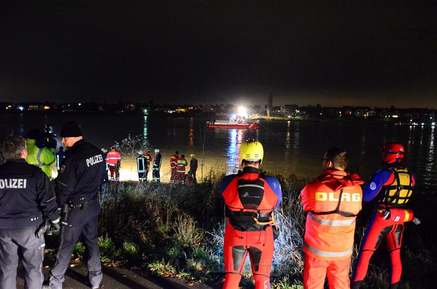 Einsatz BF Koeln PKW im Rhein Mondorf Hersel P040.JPG